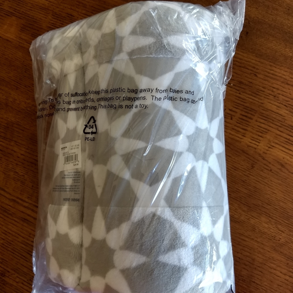 Plush throw blanket. 5 by 6 feet. Super soft! - Picture 5 of 8